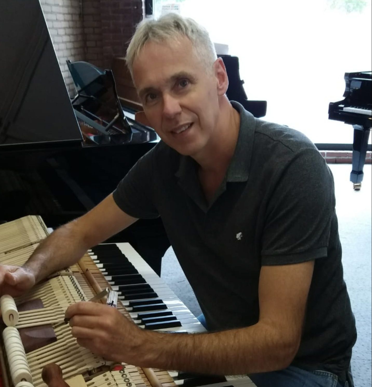 Reparatie en stemmen door Arie Keijzer piano's