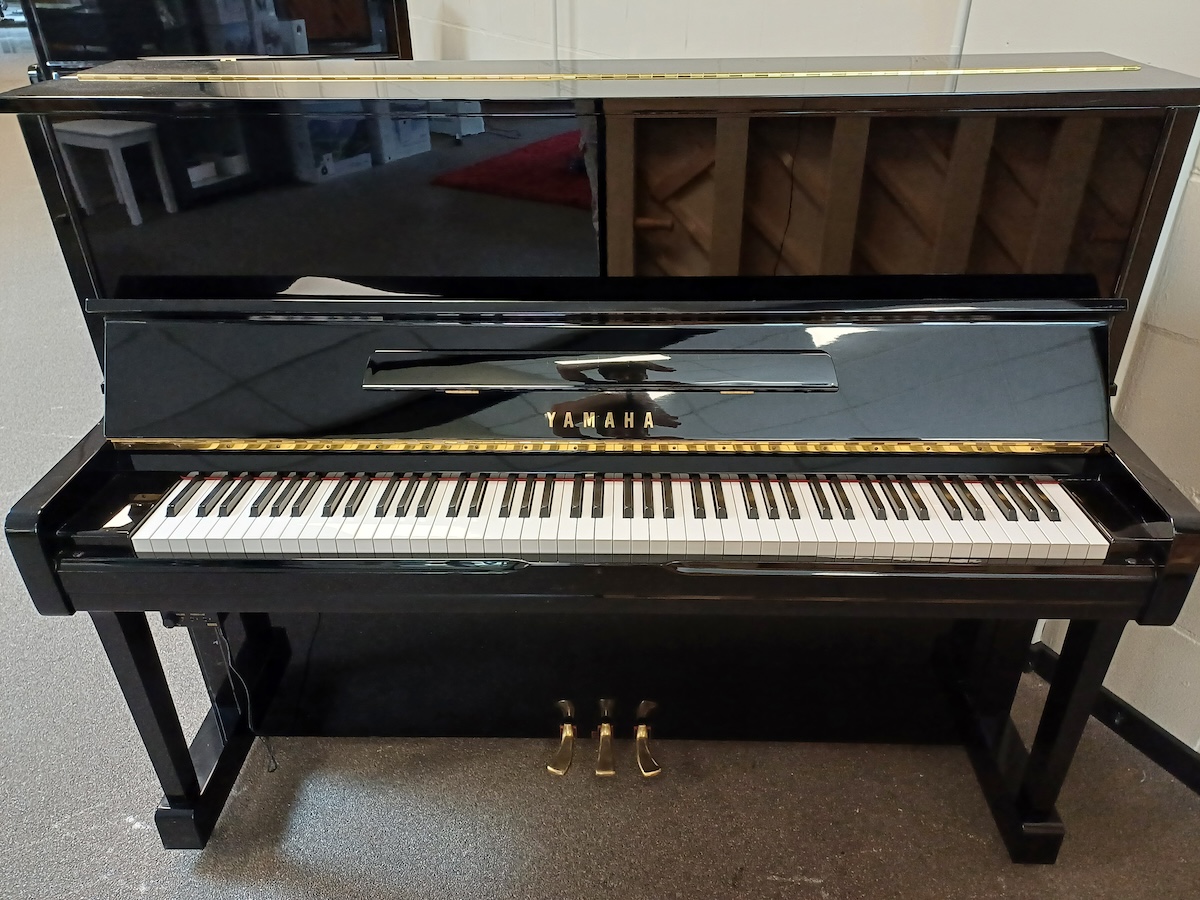 Yamaha piano U100 met silent systeem te koop bij Arie Keijzer piano's Oud-Beijerland