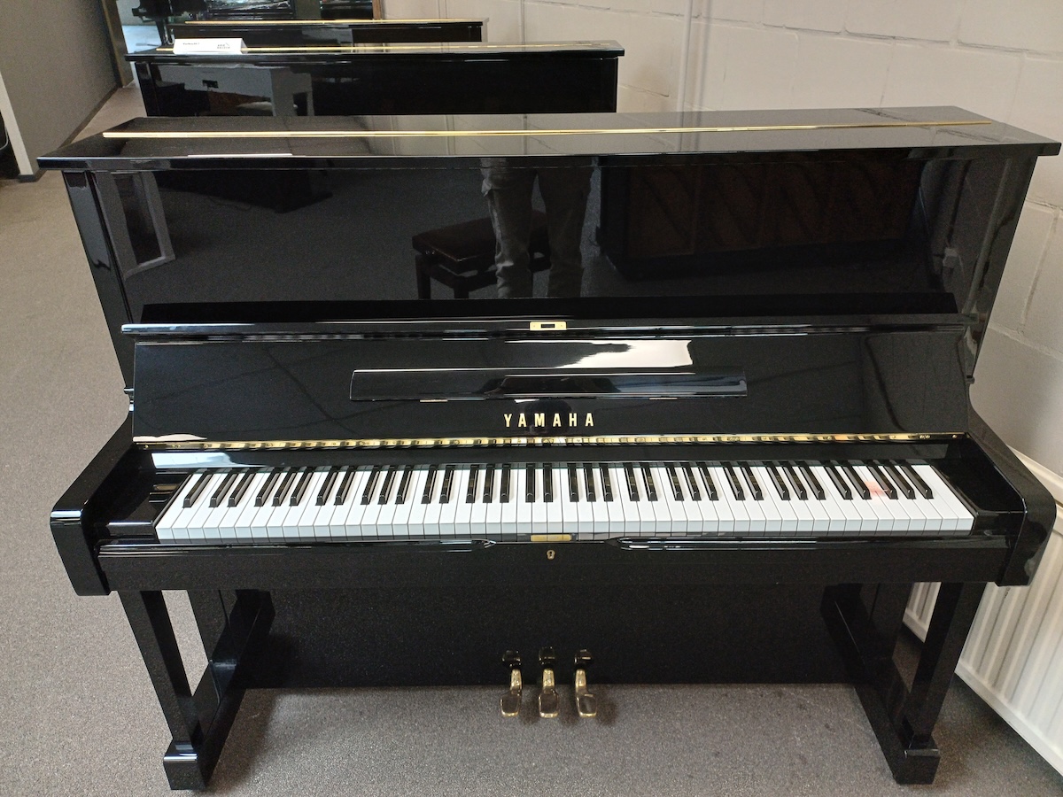 Yamaha piano model U1H te koop bij Arie Keijzer piano's te Oud-Beijerland