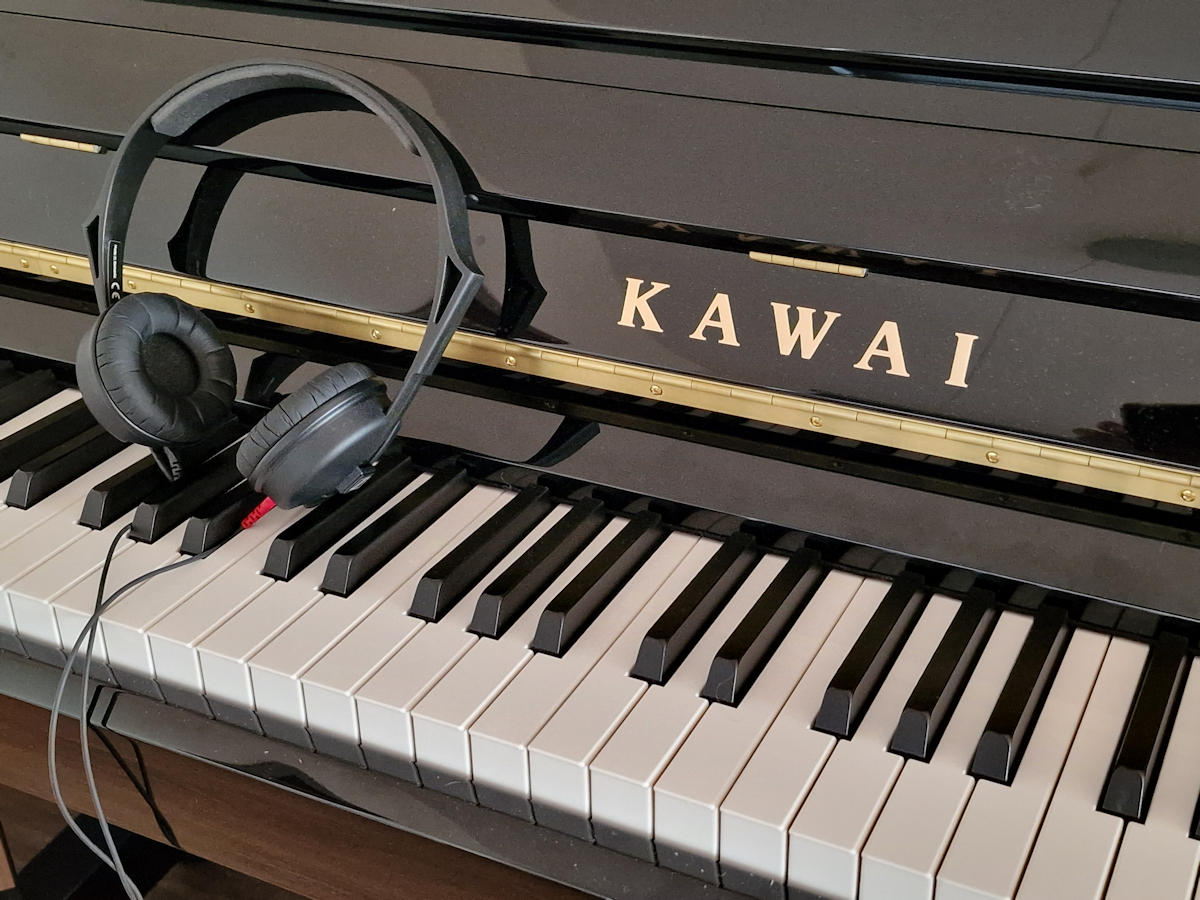 Kawai K-300 met geweldig ATX4 silent systeem Kawai K-300 met geweldig ATX4 silent systeem