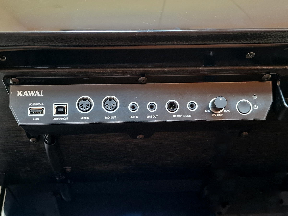 ATX4 silent systeem met din midi-in/out, usb-midi en bluetooth midi, aux-in en out ATX4 silent systeem met din midi-in/out, usb-midi en bluetooth midi, aux-in en out