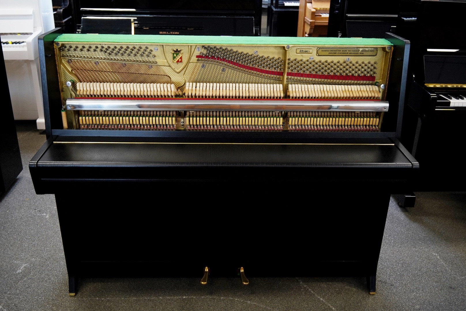 Zwarte Petrof piano te koop - Afbeelding 3